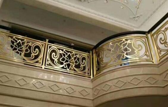 鋁藝護(hù)欄廠家為客戶別墅平臺安裝了鋁藝欄桿(圖1)