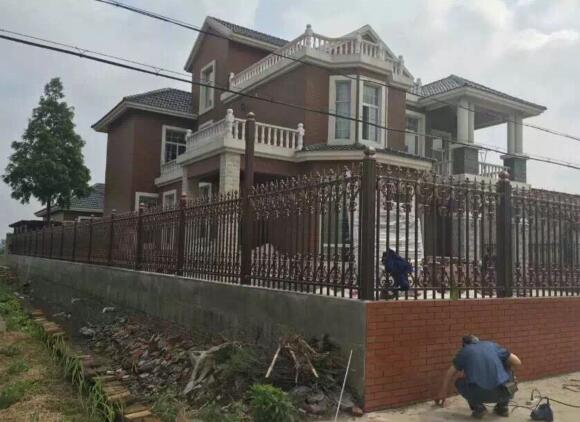 獨棟別墅項目周圍配備了咱們鋁藝護(hù)欄產(chǎn)品(圖1)