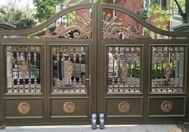 每款鋁藝大門安裝的時候都會配送相應(yīng)的鋁藝配(圖1)