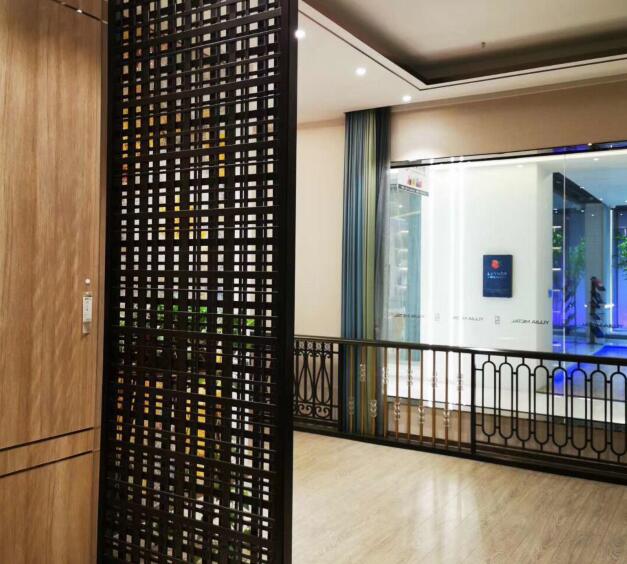 銅屏風(fēng)隔斷和銅欄桿是別墅裝修的標(biāo)配(圖1) 銅屏風(fēng)隔斷和銅欄桿是別墅裝修的標(biāo)配(圖1)