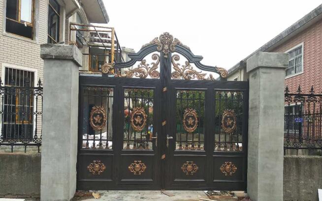 鋁藝大門在鄉(xiāng)村庭院住宅中安裝比較普遍(圖1) 鋁藝大門在鄉(xiāng)村庭院住宅中安裝比較普遍(圖1)