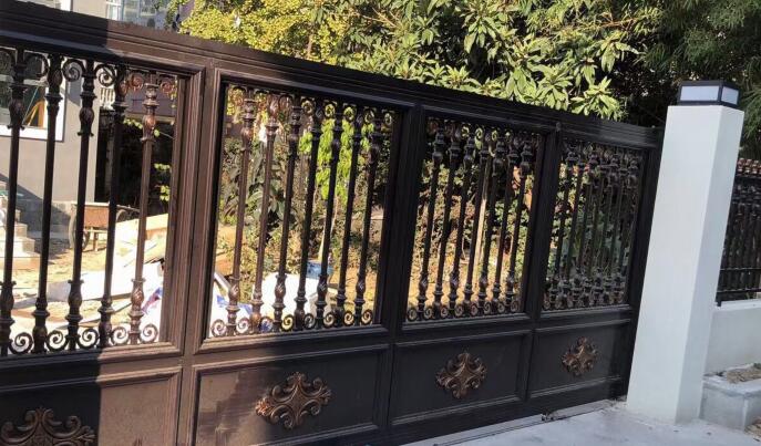 瑞基公司為別墅業(yè)主安裝平移款式鋁藝大門(圖1) 瑞基公司為別墅業(yè)主安裝平移款式鋁藝大門(圖1)